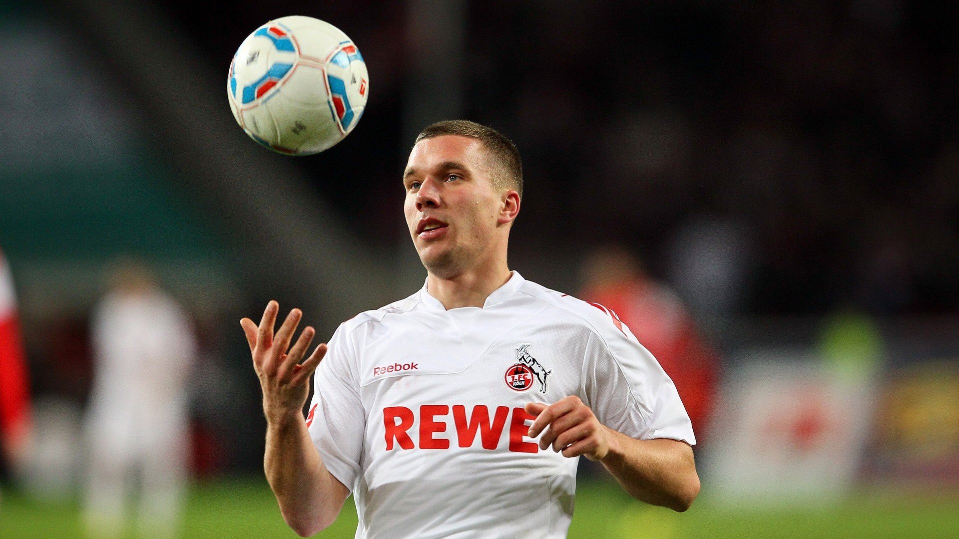 AYX体育-国内足球联赛阵容调整灵活，球队整体表现亮眼，国内足球联赛时间表